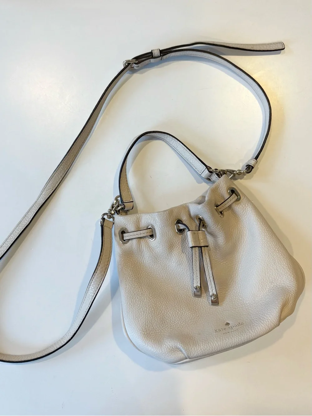 Kate Spade || Convertible Drawstring Bucket Bag Crossbody Small Gray‎ Beige